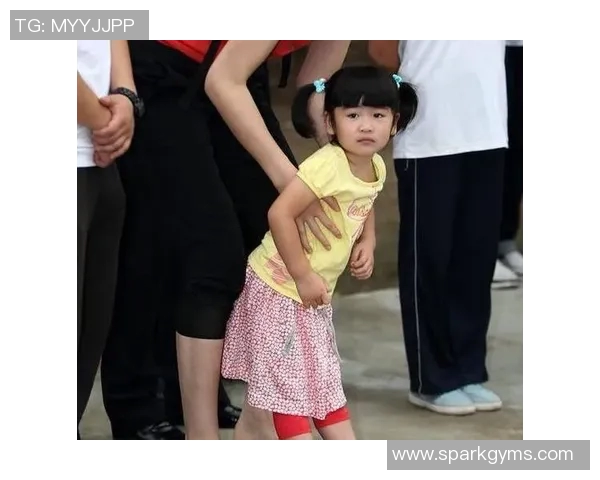 姚明手提绳子展现力量与柔韧的完美结合引发热议