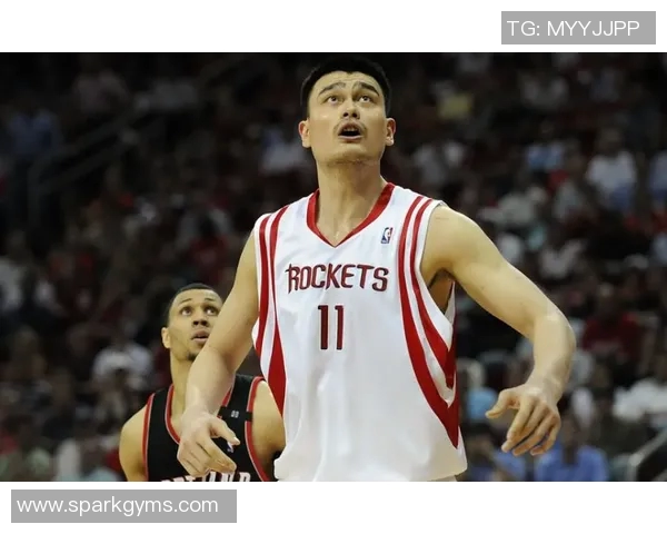 姚明在赛场上演绎扣飞球的精彩瞬间引发球迷热议与怀旧情怀