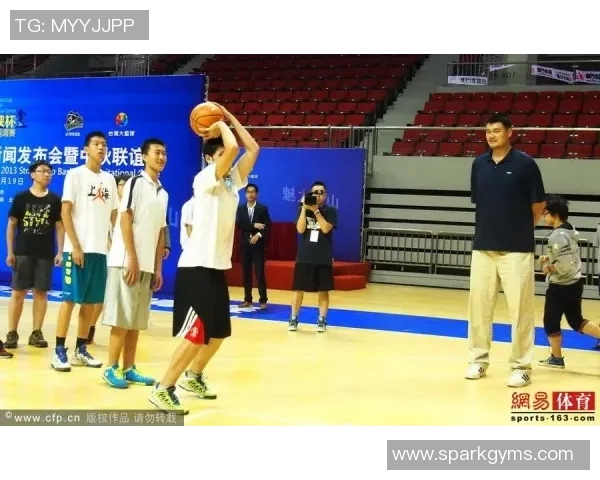 姚明蜡像在鸟巢揭幕展现篮球传奇魅力与中国体育精神