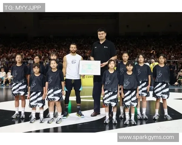 姚明与贾巴尔同框合影展现篮球传奇的友谊与传承