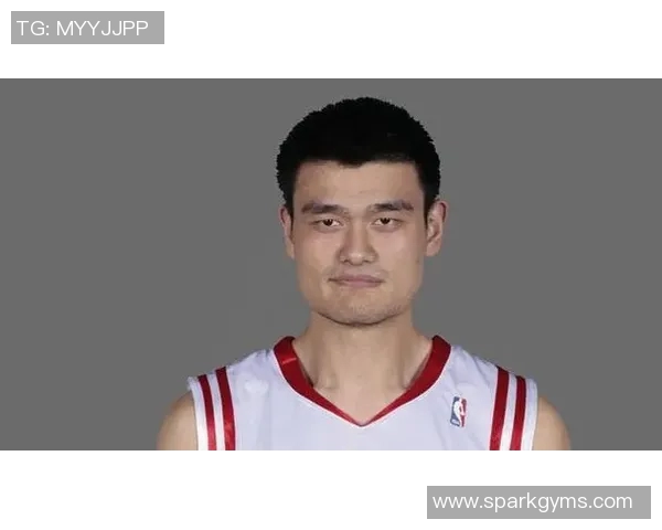 姚明侧颜展现独特魅力与气质引发网友热议与赞叹