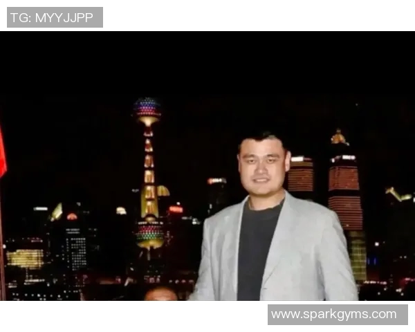 皮尔斯与姚明的珍贵合影揭示了篮球巨星之间的友谊与竞技精神