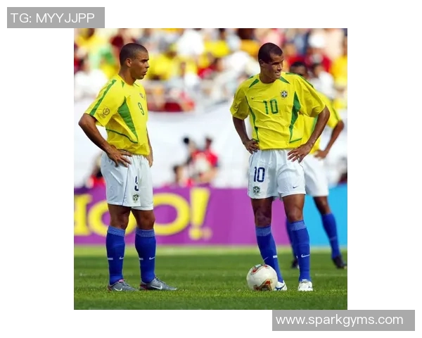 足球明星更衣室背后的故事与瞬间揭秘，感受他们的荣耀与奋斗