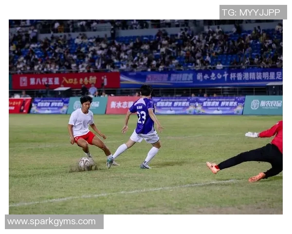 模仿足球明星咬衣服的趣味挑战引发热潮，网友纷纷参与展现创意与幽默