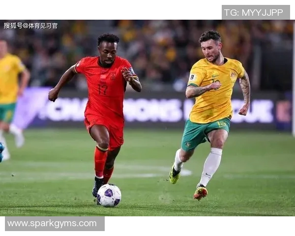 足球巨星背叛旧主加盟死敌球队引发球迷热议与争议