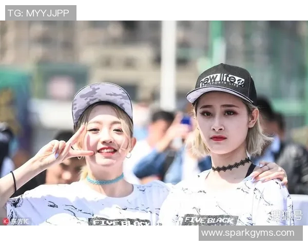 美女热情拥抱足球明星瞬间引发热议视频曝光引发粉丝狂欢