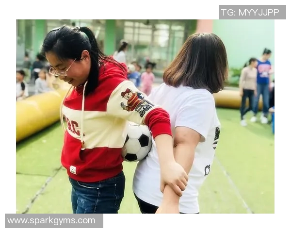 足球明星温馨抱娃瞬间卡通化展现亲子时光的快乐与温暖 足球明星温馨抱娃瞬间卡通化展现亲子时光的快乐与温暖