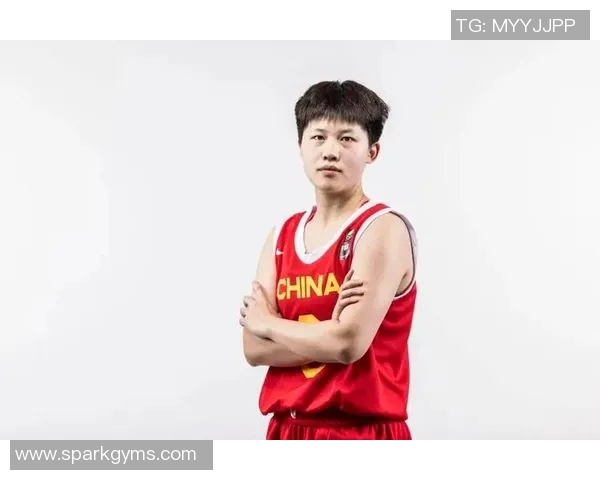 女生在篮球场上展现风采成为明星球员的成长之路与挑战